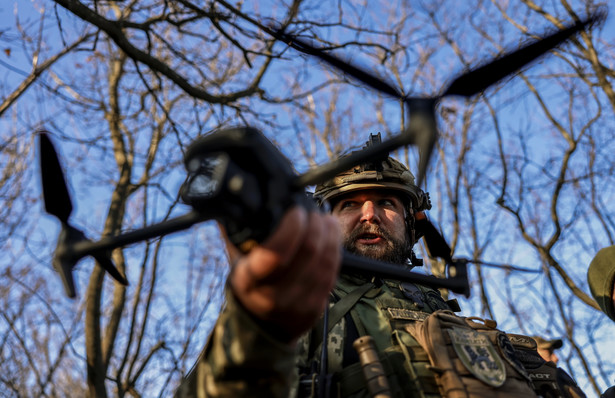 Ukraiński żołnierz z dronem