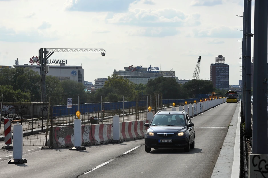 Kamera snima one koji voze žutom trakom