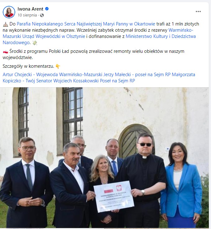 Posłanka PiS Iwona Arent, poseł PiS Jerzy Małecki, senator PiS Małgorzata Kopiczko oraz wojewoda i członek PiS Artur Chojecki przekazują czek proboszczowi w Okartowie