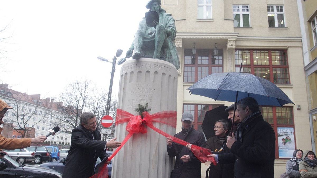 Przy zbiegu ulic Masztalarskiej i 23 Lutego odsłonięto pomnik Klemensa Janickiego, renesansowego poety, sekretarza arcybiskupa gnieźnieńskiego, absolwenta Akademii Lubrańskiego w Poznaniu.