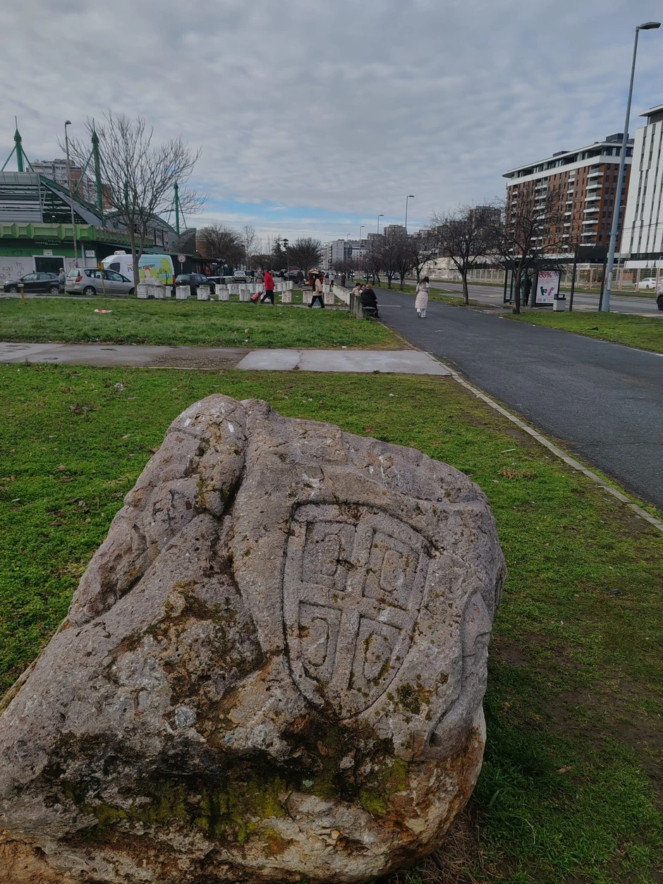  Isklesan grb Vojske Srbije, prepoznatiljiv po krstu i četiri slova "S"