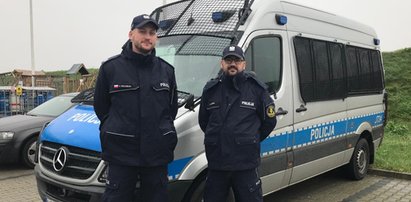 Policjanci eskortowali rodząca kobietę w samochodzie