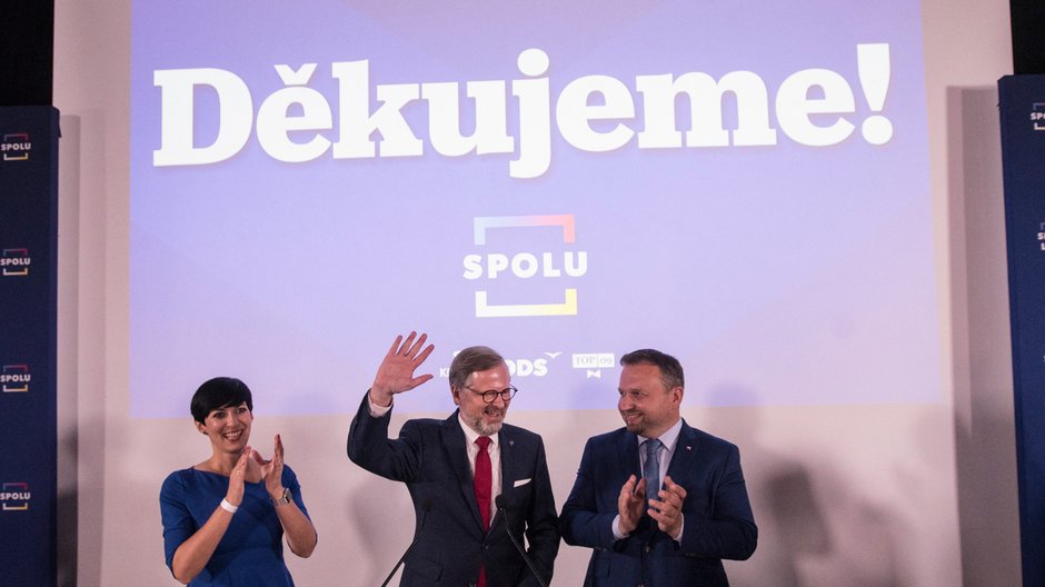 Przewodniczący partii Markets Pekarova, lider czeskiej Partii Obywatelskiej (ODS) Petr Fiala i czeski lider KDU-CSL Marian Jurecka wygłaszają przemówienie po wyborach parlamentarnych 9 października 2021 r. w „SPOLU”