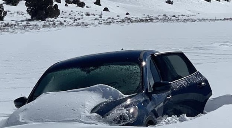 Egy hétig ült az hó által betemetett autójában a 81 éves bácsi, túlélte