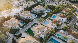 Sankcje ich nie powstrzymały. Bogaci Rosjanie znów na potęgę kupują domy w UE