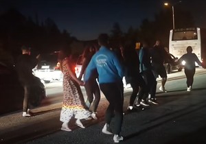 Srbi poveli kolo na grčkoj granici Evzoni