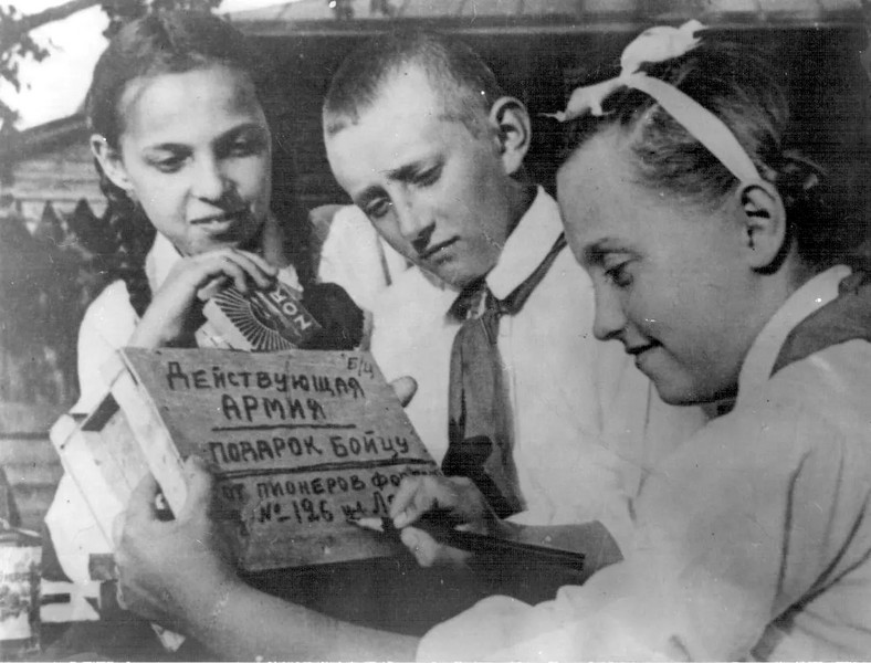 Pionierzy w obozie "Artek" na Krymie przygotowują paczkę dla radzieckiego żołnierza walczącego na froncie II wojny światowej