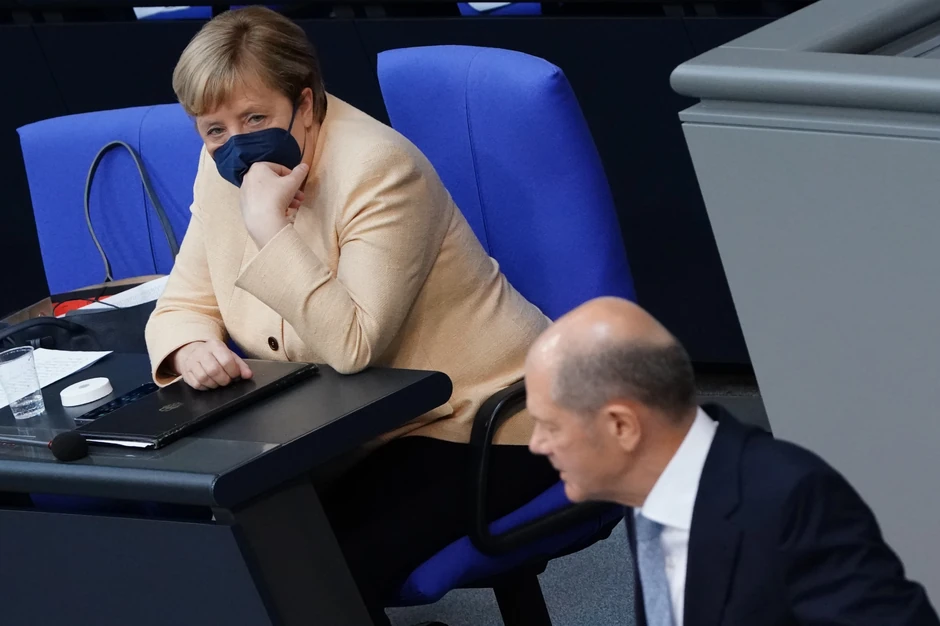 Olaf Šolc i Angela Merkel tokom sednice parlamenta