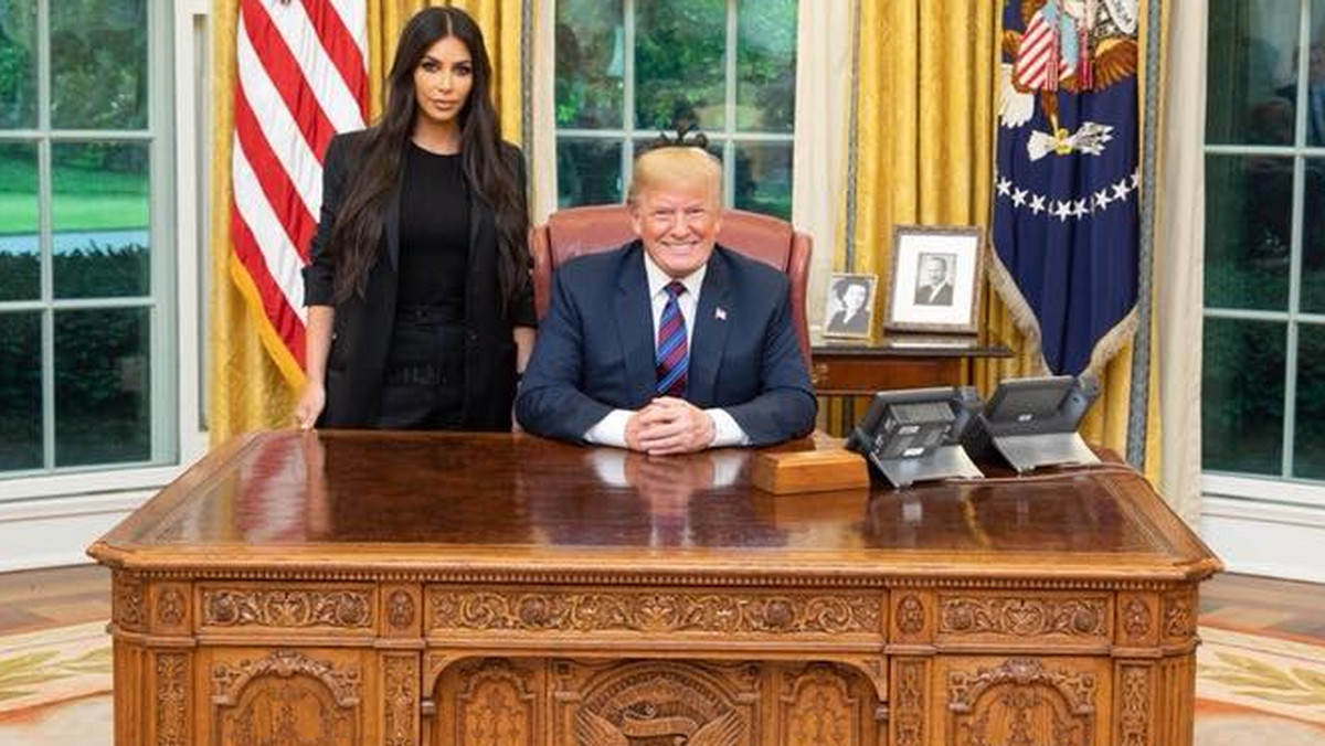 Kim Kardashian i Donald Trump spotkali się w Białym Domu. Amerykańska celebrytka i prezydent USA podjęli dyskusję dotyczącą reformy więziennictwa. Rozmowy okazały się owocne, a 63-letnia Alice Marie Johnson, której dotyczyło spotkanie na szczycie, opuściła więzienie.