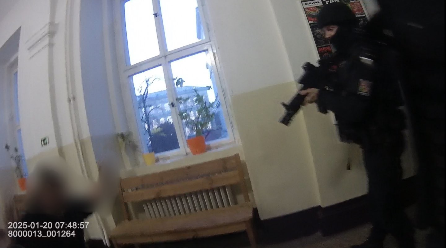 Českí policajti zasahovali na strednej škole.