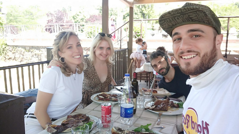 Patrycja Zygmunt (druga od lewej) z przyjaciółmi podczas obiadu