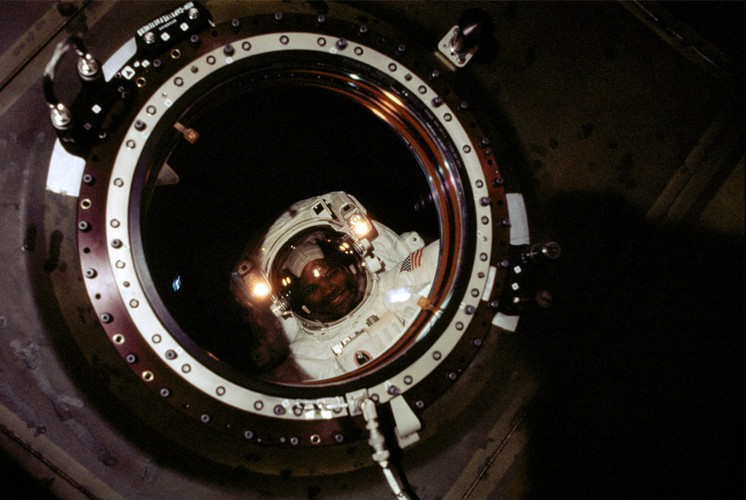 Fotografia Roberta L. Curbeama wykonana przez najwyższej jakości okno znajdujące się w laboratorium stacji