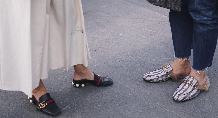 Mokasyny czy sneakersy? Trzy pary płaskich butów na jesień, które zdominują trendy