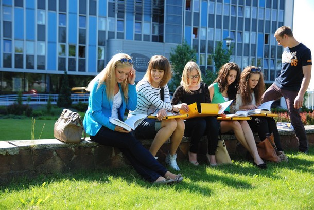 Studenci przed uczelnią (Fot. Archiwum)