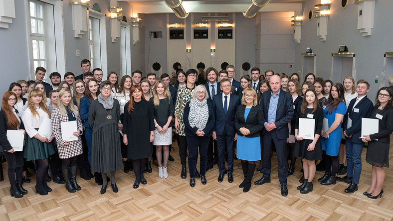 Ponad tysiąc studentów i doktorantów otrzymuje w tym roku akademickim wsparcie finansowe w ramach Programu Stypendiów Pomostowych, w tym sześciuset na pierwszy rok studiów. 5 grudnia 2018 roku w Warszawie odbyła się inauguracja siedemnastej edycji Programu Stypendiów Pomostowych.