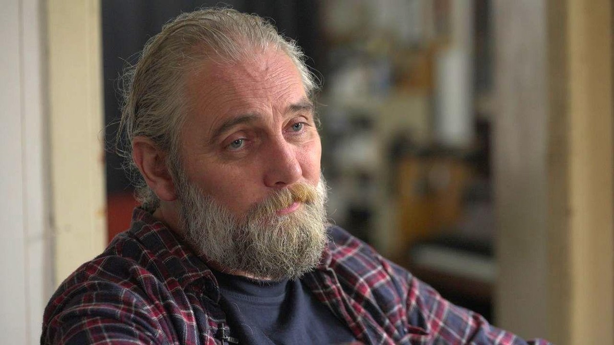Adam Hurikan kaže da se ubrzo „navukao“ na dopisivanje sa Ani, jednim od likova dostupnih na četbotu Grok | Foto: BBC