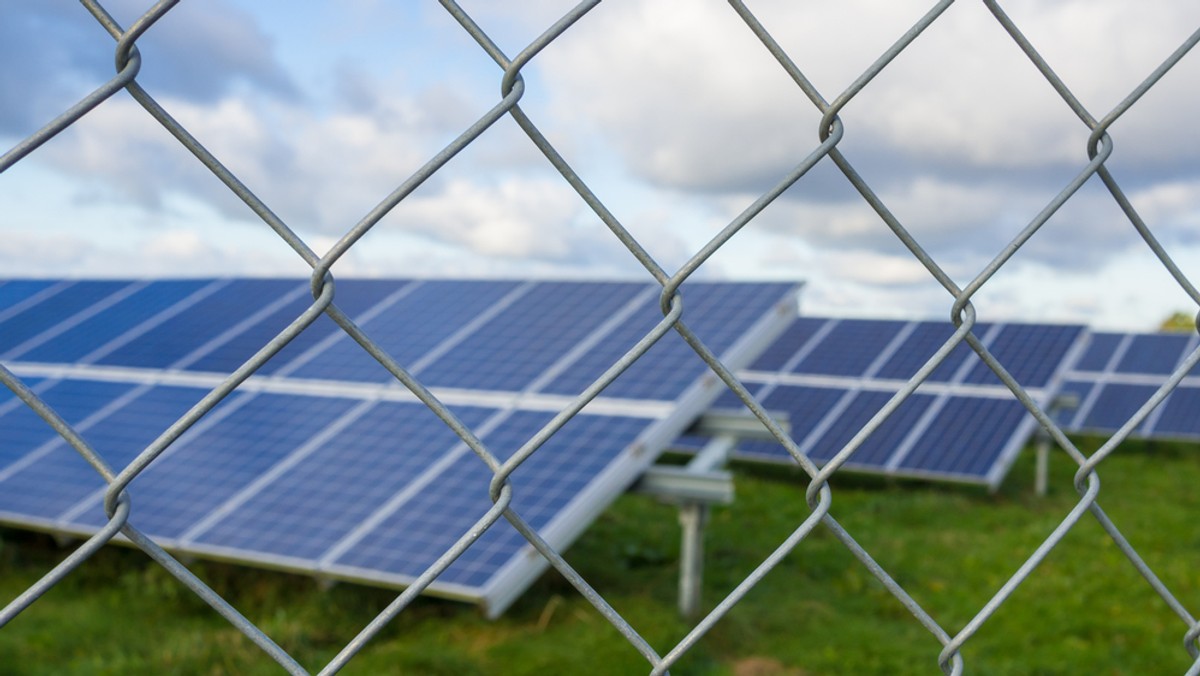 Fotowoltaika. System wymusza budowanie przydomowych magazynów energii