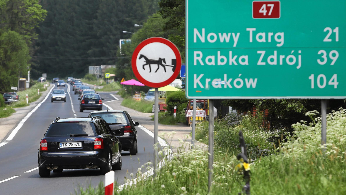 Już blisko trzy godziny trzeba spędzić w korku na trasie z Krakowa do Zakopanego. Zakopianka jest totalnie zakorkowana w kilku miejscach. Ponad godzinę zajmuje kierowcom przejechanie 20-kilometrowego odcinka z Zakopanego do Nowego Targu.