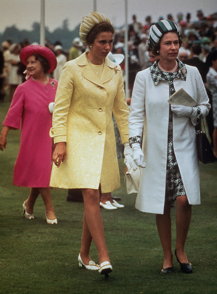 Royal Ascot 1970: Elżbieta II i księżniczka Anna (w tle Królowa Matka)