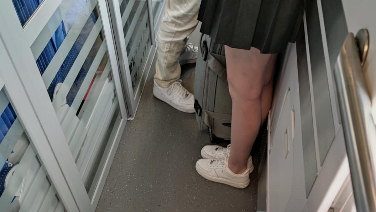 Tłumy w pociągu, pasażer chciał zwrotu za bilety. "To niedopuszczalne"