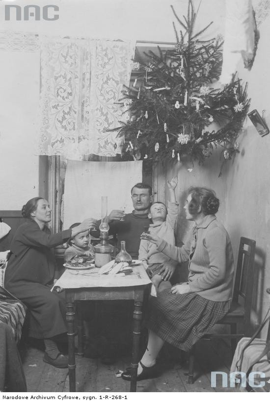 Członkowie rodziny przy stole wigilijnym, 1926