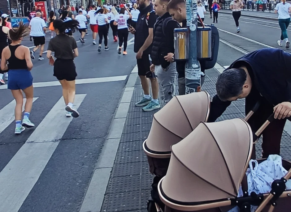 Sofija Juričan sa decom i mužem u šetnji 