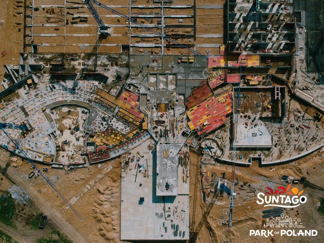 Suntago będzie największym w Europie zadaszonym parkiem wodnym oraz największym parkiem wodnym w Europie Środkowo-Wschodniej. Otwarcie ma nastąpić w 2019 roku. W środku znajdą się 32 zjeżdżalnie wodne o łącznej długości ponad 3,2 km i 10 różnego rodzaju saun. Jest położony w odległości 40 km od Warszawy i 70 km od Łodzi, między autostradą A2 a drogą ekspresową S8. Wartość inwestycji to 150 mln euro.