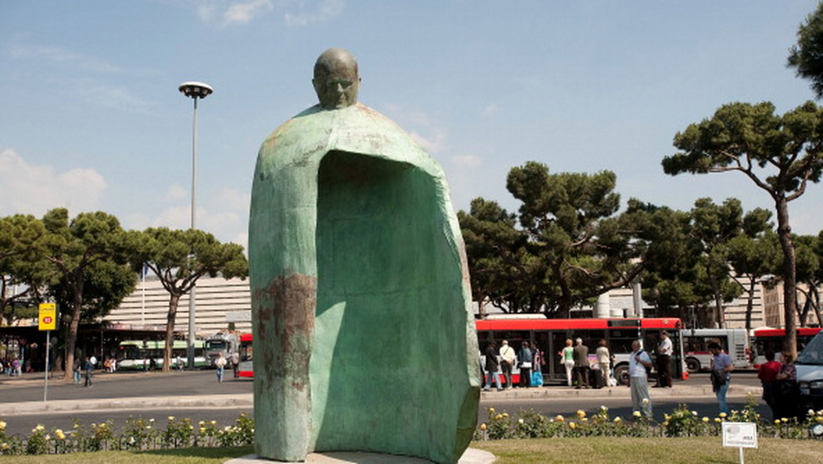 Zaledwie osiem miesięcy po odsłonięciu pomnika, kontrowersyjna rzeźba przedstawiająca papieża Jana Pawła II przejdzie znaczną metamorfozę.