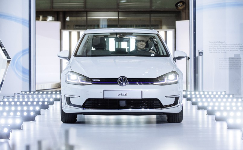 Volkswagen e-Golf powstaje w Szklanej Manufakturze w Dreźnie. W słynną fabrykę niemiecka marka zainwestowała 20 mln euro