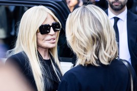 Donatela Versače došla da oda počast Armaniju NAD KOVČEGOM SA NJEGOVIM TELOM i svi gledaju kako se obukla: Njegov partner se ne odvaja od pokojnog dizajnera, SVEŠTENIK otkrio nepoznate detalje o kultnom dizajneru