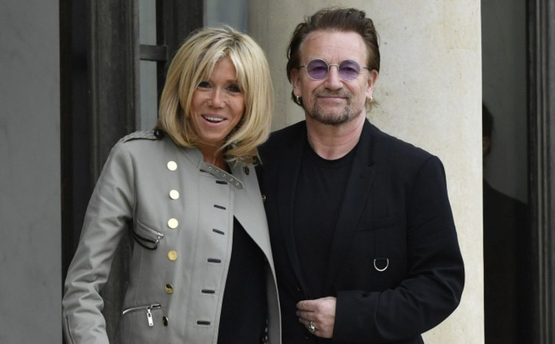Bono pojawił się w Pałacu elizejskim, by spotkać się z prezydentem Emmanuelem Macronem. Wokalista wystąpił nie jako muzyk, ale jako działacz założonej przez siebie fundacji One, której celem jest walka z biedą i chorobami, głównie w Afryce.