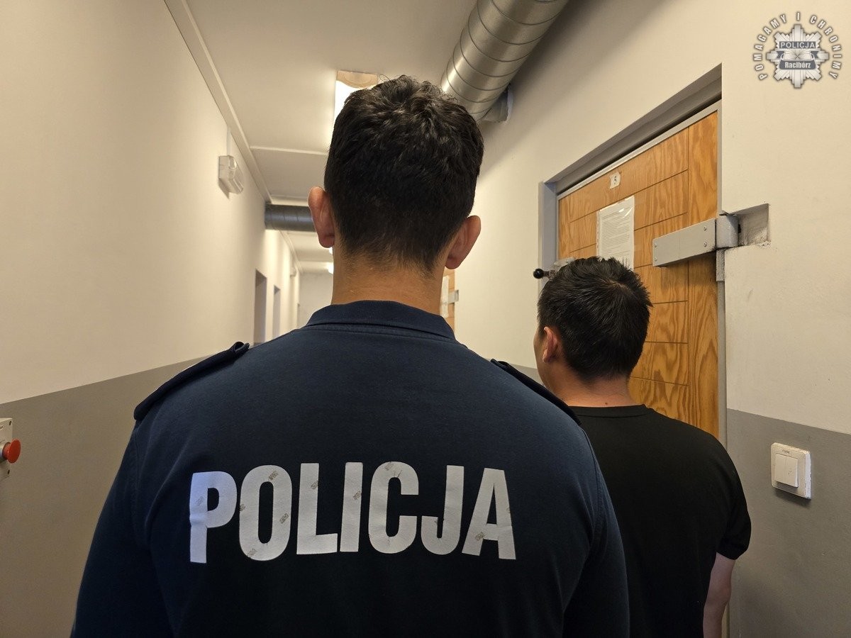 Pościg, wywrócony samochód i atak na policjanta. Oj, działo się w Raciborzu!