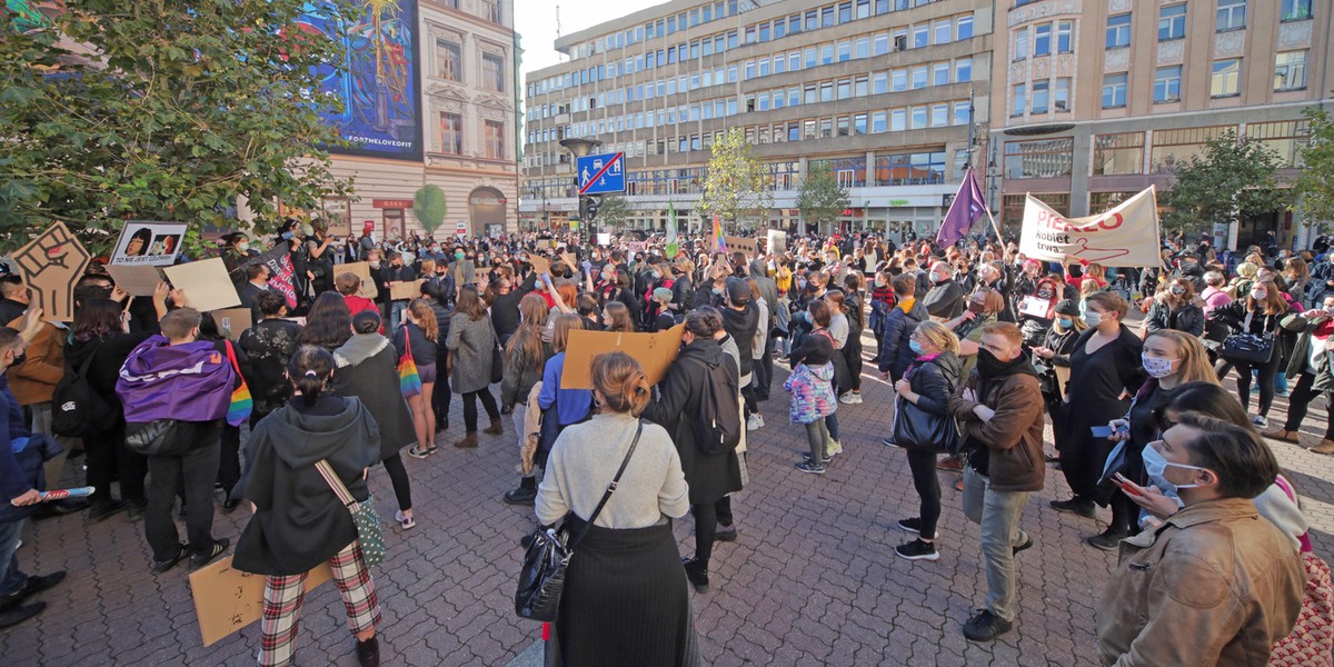 Czarny protest w Łodzi przed PiS i katedrą