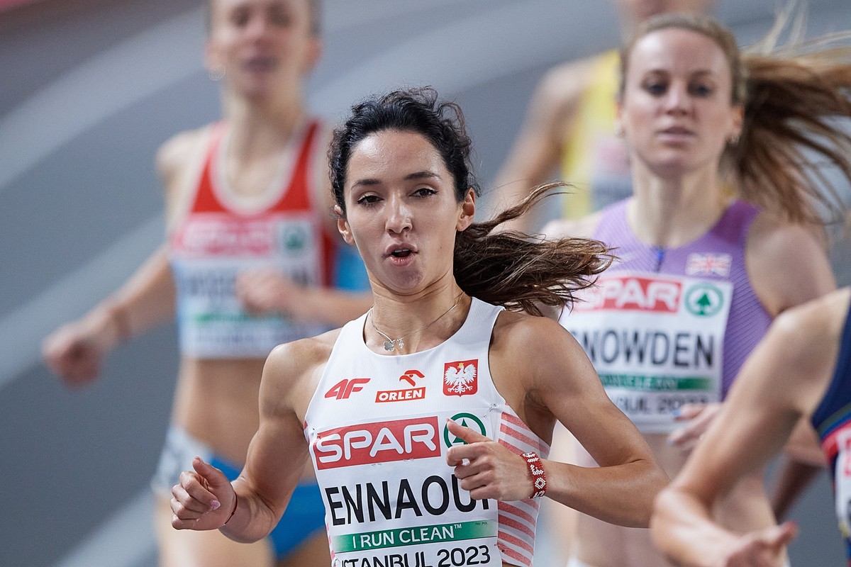 Stambuł, Turcja, 03.03.2023. Polka Sofia Ennaoui w eliminacyjnym biegu na 1500 m podczas halowych mistrzostw Europy w lekkiej atletyce, 3 bm. w Stambule. (gj) PAP/Adam Warżawa