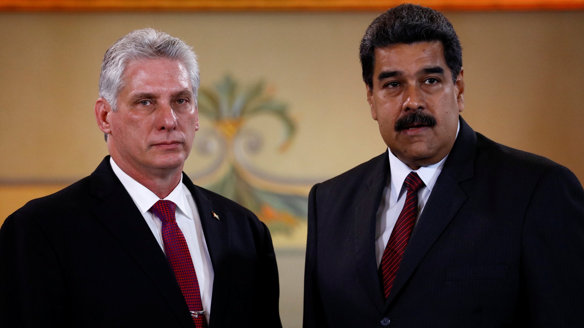 Kubánsky prezident Miguel Díaz-Canel (naľavo) a venezuelský prezident Nicolás Maduro