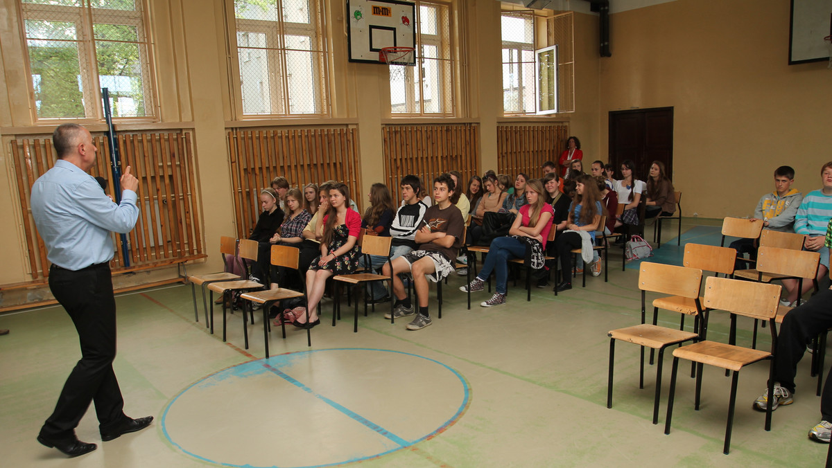 Młodzież z nowotarskich gimnazjów wzięła udział w nowatorskim programie profilaktyki alkoholowej. Brali udział m.in. w burzy mózgów.