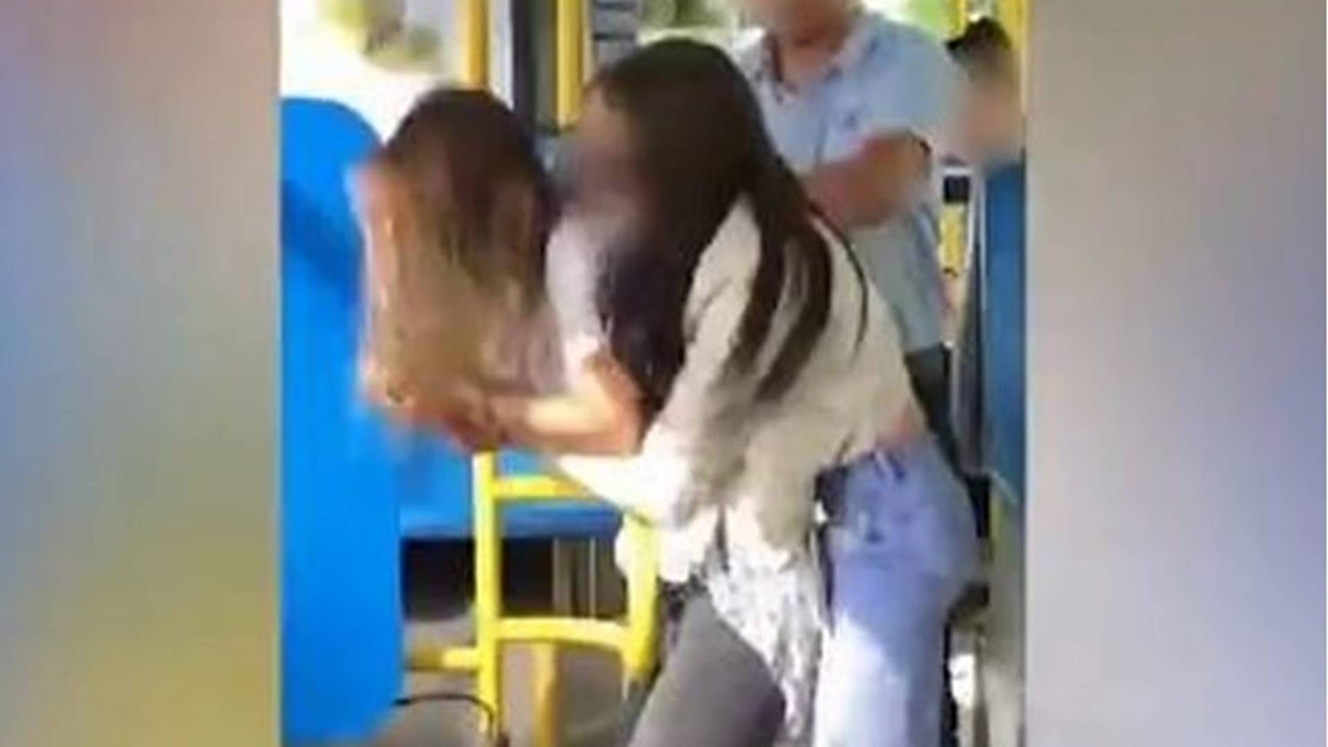 Devojke se pobile u autobusu 23 i tužnije od toga je što niko od putnika nije reagovao