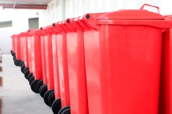 Nowe kontenery na tekstylia. Nie trzeba już będzie jeździć do PSZOK, by oddać zniszczone ubrania?