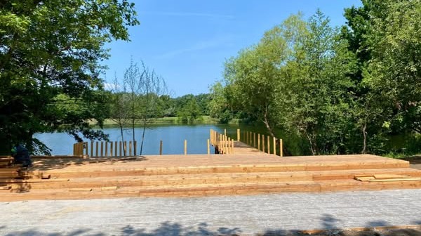 Prawie już gotowy pomost nad jednym ze stawów w Leśnicy