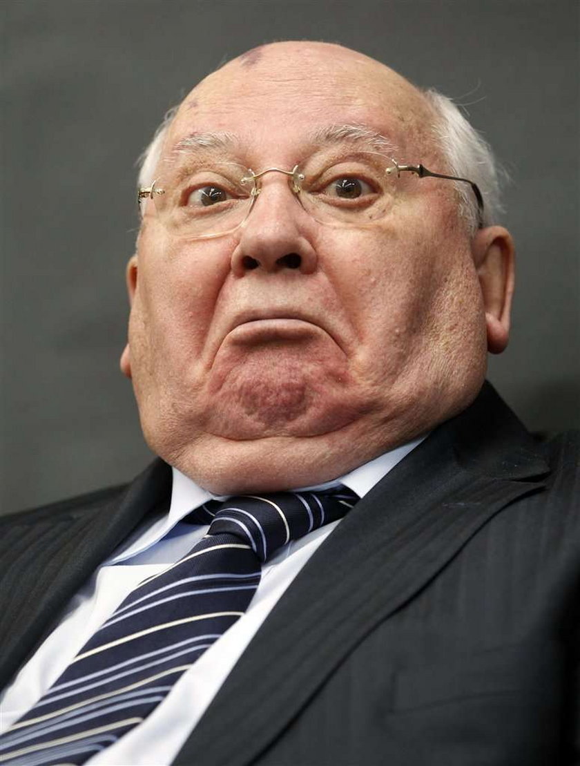 Gorbaczow śpi na szczycie noblistów