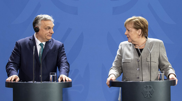 Angela Merkel német kancellár sajtónyilatkozatot tesz Orbán Viktor miniszterelnök (b) társaságában Berlinben, a kancellár hivatalában 2020. február 10-én /Fotó: MTI - Szigetváry Zsolt