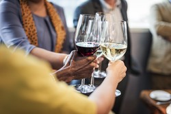 Kiedy całkowicie odstawić alkohol? 65, 60, a może 40 lat? Naukowcy podali wiek