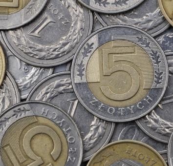 <b>Zasiłek stały, okresowy i celowy</b>
<br>
<br>
Wyróżnia się trzy rodzaje zasiłków z pomocy społecznej: stały, okresowy i celowy.
<br>
<br>
Pierwszy rodzaj zasiłku przysługuje osobom całkowicie niezdolnym do pracy, których dochody nie wystarczają na utrzymanie. Maksymalna wysokość zasiłku stałego wynosi 529 zł miesięcznie. Osoba, która gospodaruje razem z rodziną, ma prawo do zasiłku w wysokości różnicy między kwotą 456 zł a dochodem na osobę w rodzinie. Kwota zasiłku nie może być niższa niż 30 zł miesięcznie.
<br>
<br>
Zasiłek okresowy przysługuje osobom, które przejściowo znalazły się w szczególnie trudnej sytuacji, a nie mają żadnych dochodów lub ich dochody nie wystarczają na zaspokojenie niezbędnych potrzeb życiowych - chodzi zwłaszcza o przypadki długotrwałej choroby czy niepełnosprawności. Maksymalna wysokość tego świadczenia to 418 zł miesięcznie, przy czym zasiłek okresowy w przypadku rodziny ustala się, biorąc pod uwagę 25 proc. różnicy pomiędzy kwotą 456 zł a dochodem tej rodziny. Kwota zasiłku nie może być niższa niż 20 zł.
<br>
<br>
Zasiłek celowy jest przyznawany na sfinansowanie określonych wydatków, na przykład na zakup żywności, leków, opału, odzieży, niezbędnych przedmiotów użytku domowego, drobnych remontów czy kosztów leczenia. Rodzajem tego świadczenia jest specjalny zasiłek celowy, który w uzasadnionych przypadkach może zostać przyznany także osobie czy rodzinie o dochodach przekraczających kryterium ustawowe.