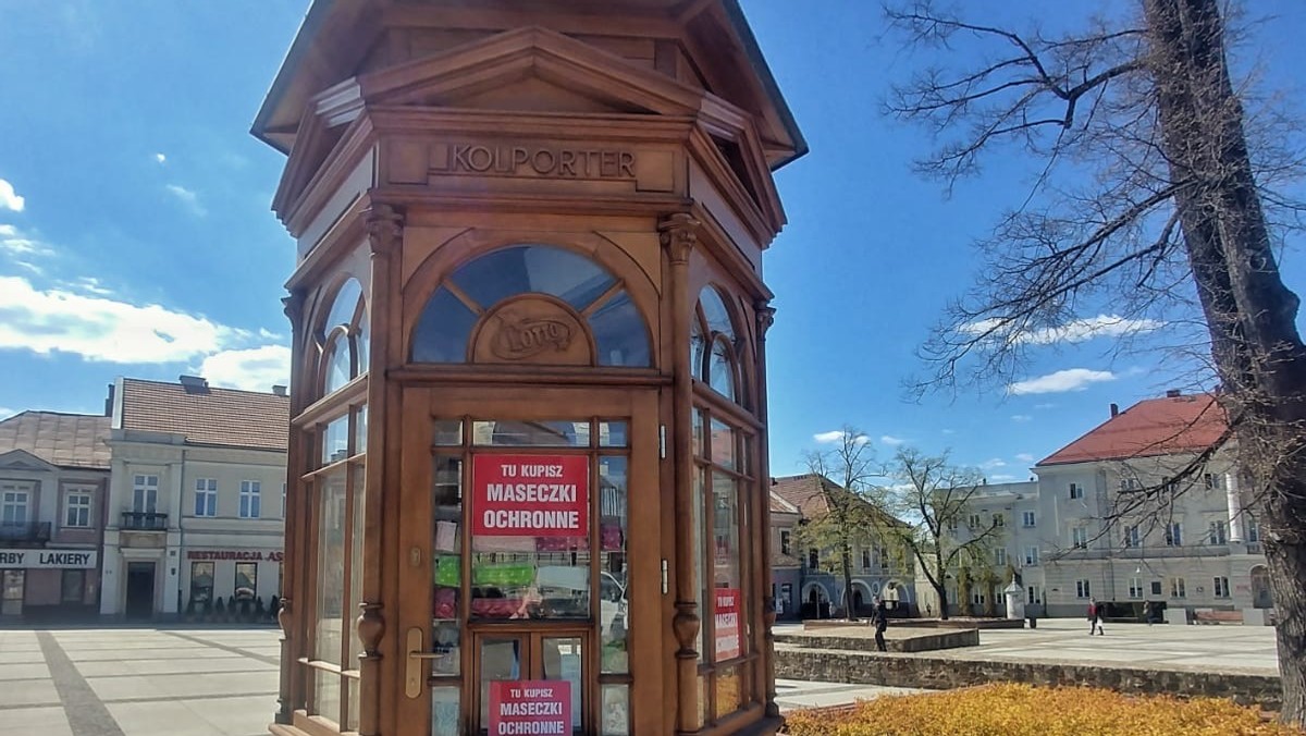 Koronawirus. Kielce. Maseczki i żele do dezynfekcji w kiosku Kiebabczego na Rynku