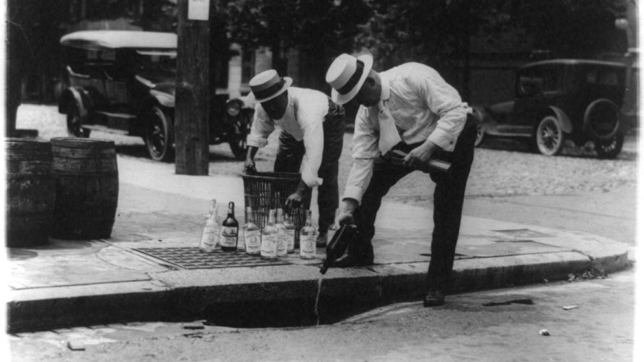 Wylewane whisky do ścieków (1921, domena publiczna)