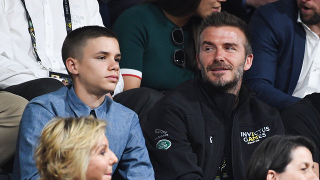 Romeo Beckham szinte teljesen ugyanolyan nyaktetkót varratott magára, mint az apja - Fotó 