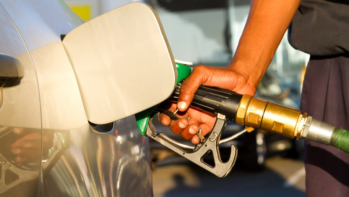Zgodnie z oczekiwaniami średnia krajowa cena benzyny na stacjach spadła w tym tygodniu jedynie o 2 gr/l, a na niektórych stacjach odnotowaliśmy długo niewidziane podwyżki. Cena oleju napędowego spadła średnio o 7 gr/l, a autogazu o 4 gr/l.