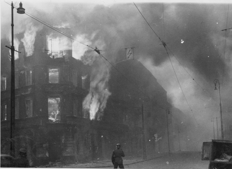 Płoną podpalone przez Niemców kamienice na skrzyżowaniu ulic Zamenhofa i Wołyńskiej. Fotografia z Raportu Stroopa