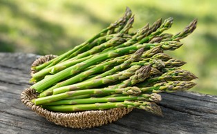 Niemieckie media: Praca przy zbiorach szparagów przestała być opłacalna dla Polaków