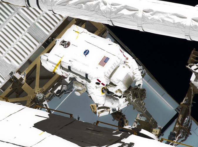 Greg Chamitoff podczas czwartego spaceru kosmicznego